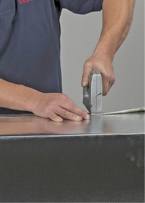 Verarbeitungsschritt 5: Die Platte wird getackert.
