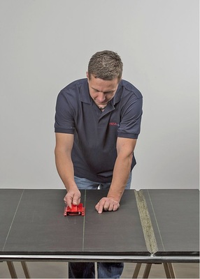 Verarbeitungsschritt 4: Die Platte wird zusammengeklappt.
