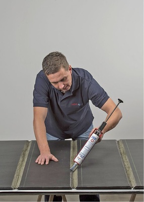 Verarbeitungsschritt 3: Die Schnittkanten werden mit Klebstoff versiegelt.
