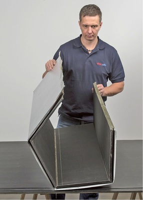 Verarbeitungsschritt 2: Die Platte wird mit Spezialwerkzeugen zugeschnitten.
