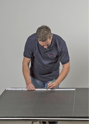 Verarbeitungsschritt 1: Das Kanalabmaß wird auf die Platten übertragen.
