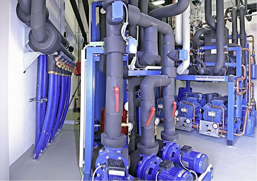 Von Hafner-Muschler realisierter Kälte-Verbundsatz mit den 
Versorgungsleitungen. Rohrleitungen (links), die Wärme- oder Kälteenergie 
in den Fußboden leiten.
