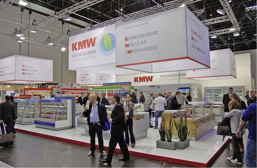 Kühlregale mit Außen­luftkühlung in der kalten Jahreszeit und neu 
­entwickelte dezentrale Kühlmodule, die auf einzelnen Kühlmöbeln 
installiert werden können, gehörten zu den Highlights am KMW-Stand.
