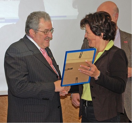 Erst Ende Februar mit dem Bundesverdienstkreuz ­ausgezeichnet (s. Meldung 
vom 11. März 2014 unter www.diekaelte.de) erhielt Helmut Kleinehr, 
Obermeister der Fach-Innung für Kälte- und Klimatechnik Südwestfalen, 
anlässlich der diesjährigen MV in Berlin…