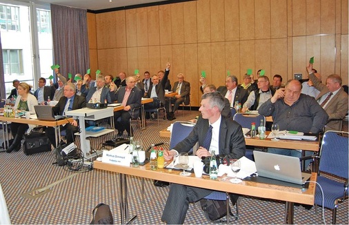 Eine deutliche Mehrheit der stimmberechtigten Innungsvertreter votierte für 
den Kompromiss, die Mitgliedsbeiträge des BIV um drei statt fünf Euro pro 
Mitgliedsbetrieb und Monat anzuheben.
