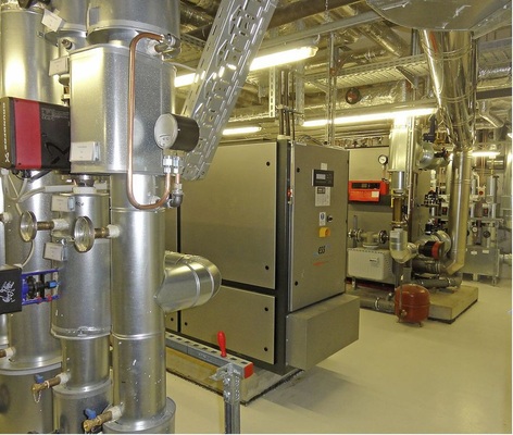 Heizungszentrale mit Blockheizkraftwerk und Brennwertkessel
