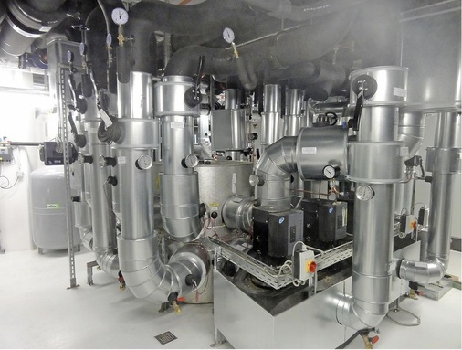 Heizungs-/Kälteverteiler Zortströmer: Da er als Tank aufgebaut ist, lassen 
sich unterschiedliche Temperaturniveaus verwalten. Zudem dient er als 
hydraulischer Nullpunkt der Anlage und trägt dazu bei, dass Pumpen kleiner 
ausgelegt werden können.
