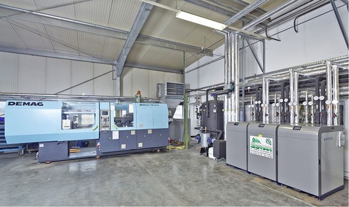 Die KWKK-Anlage mit einer der gekühlten Spritzgussmaschinen
