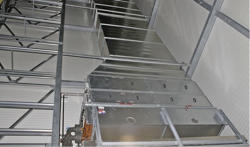 Einer der beiden Standluft­kühler, mit vertikalem (30 m) und horizontalem 
(50 m) Kanal
