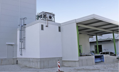 Die Einheit: Verflüssiger, Unterkühler (Güntner Microox) und Sammler auf 
dem Technikraum, unterhalb die Be- und Entlüftung vom Technikraum
