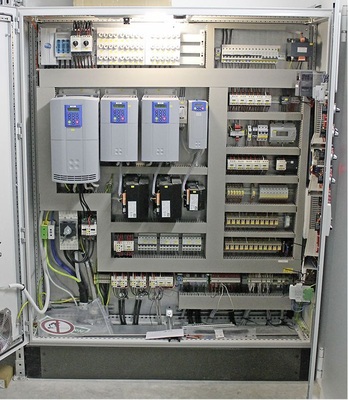 Schaltschrank mit den Frequenzumrichtern von Kimo: Verdichter, Kühler 1, 
Kühler 2 und Verflüssiger (v. l.)
