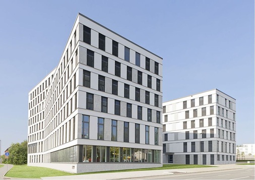 Im Passivhaus Stadttor in Heidelberg mit architektonischem und ökologischem 
Vorzeigecharakter wurde unter anderem durch eine oberflächennahe 
Betonkerntemperierung eine hohe Energieeffizienz und ein angenehmes 
Büroklima erreicht.
