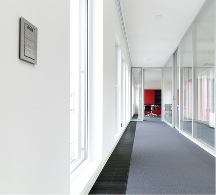 Für die Verwendung von Unterflurgeräten sprach ihr bodenebener Einbau, der 
bei den beengten Raum­verhältnissen eine uneingeschränkte Nutzung der zur 
Verfügung stehenden Nettoraumfläche ermöglichte.
