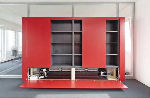 Die räumliche Aufteilung der sechs Zwei-Achs-Büros wurde mithilfe des 
Multifunktionalen Trenn- und Schrank­wandsystems (MTS) der Firma Strähle 
umgesetzt. Die Schrankelemente verfügen über einen ­integrierten und 
speziell für diesen Anwendungsfall…