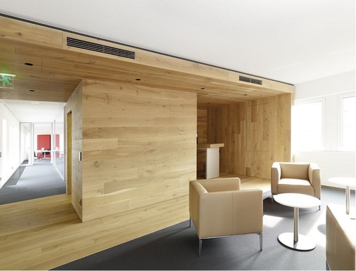 Speziell für die verdeckte Montage in Zwischendecken konstruierte 
Konvektoren fügen sich im Empfangs- sowie Warte- und Sitzbereich 
unauffällig in die helle, holzvertäfelte Umgebung ein.
