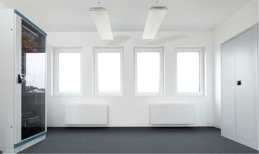 Im Kopier- und Technikraum sorgen Brüstungskonvektoren für angenehme 
Tempe­raturen im Sommer wie im Winter.
