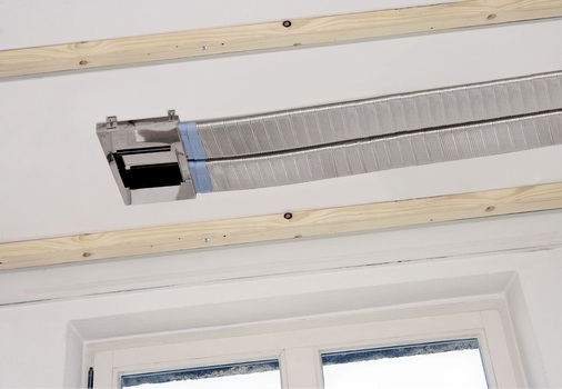 Für Bestandsgebäude gibt es das Lüftungssystem Slimflex von Westaflex. Mit 
lediglich 25 mm Höhe eignet es sich besonders für abgehängte Decken.
