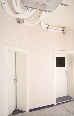 Bei der Lüftungsanlage sollten keine Leitungen aus dem Verlegevorschlag 
weggelassen werden. Luftauslässe hingegen lassen sich individuell 
platzieren.
