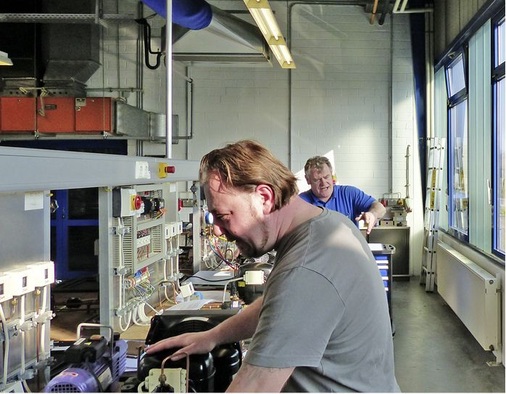 In der praktischen Prüfung weerden immer zwei Teilnehmer von Gavin Sands 
geprüft. Hier ist Jens Fender dran.
