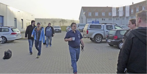 Die Pausen werden genutzt, um das erworbene Wissen zu diskutieren. Positiv 
ist, dass die Lehrer sich auch nach Feierabend Zeit für die Schüler nehmen.
