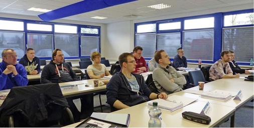 Der theoretische Unterricht erfolgt überwiegend in lockerer Atmosphäre mit 
humorvoller und handwerksgerechter Wissensübermittlung vom Meister zum 
Gesellen.
