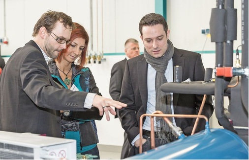 Kunden inspizieren gemeinsam die Anlage.
