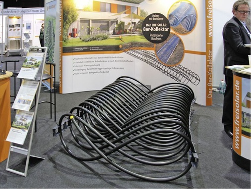 Das Genehmigungsverfahren für Erdwärmesonden wird nach der Häufung von 
Schäden mit Sicherheit langwieriger. Alternativen zur Sonde sind mehr 
gefragt. Im Bild ein 8er-Kollektor von Freisolar.
