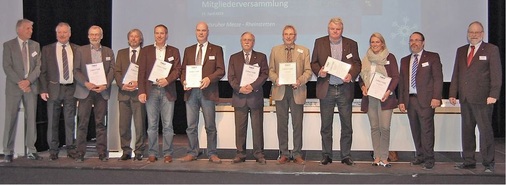 Acht anwesende Firmen resp. ihre Vertreter nahmen die Auszeichnungen für 
langjährige Zugehörigkeit im VDKF entgegen.
