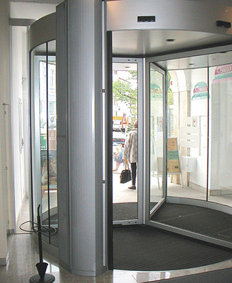 Gerade Drehtüren schaufeln“ kalte Außenluft in temperierte Räume. 
Vertikale Luftschleier erzeugen durch eine laminare, direkt im Bodenbereich 
liegende Luftströmung eine wirkungsvolle Barriere.

