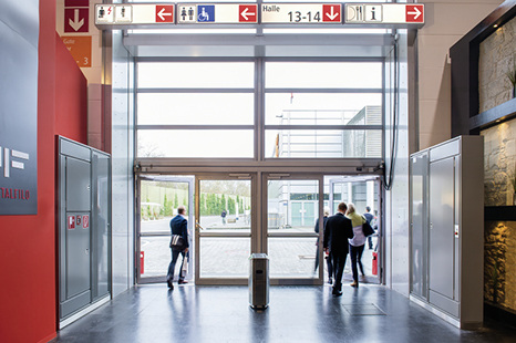 An diesem großzügigen Durchgang einer Messehalle ist die Luftschleieranlage 
vertikal angeordnet, um die Fenster- und Türenfront optisch nicht zu 
stören. Die Gehäuse rechts und links fügen sich unsichtbar“ in die 
weitere technische Gebäudeausrüstung…