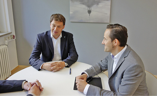 Daikin und Beijer Ref im Dialog an einem Tisch.

