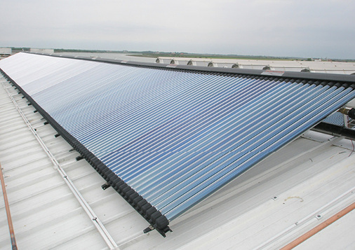Die Solarthermieanlage auf dem Dach des Hafengebäudes leistet 22 kW – 
genügend thermische Energie für die Klimatisierung im Sommer und die 
Gebäudeheizung im Winter.

