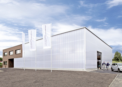 Die außergewöhnliche Fassade aus Polycarbonat-Paneelen zeigt sich dank 
ihrer ästhetischen Optik und ihrer Energieeffizienz im doppelten Sinn 
funktional.

