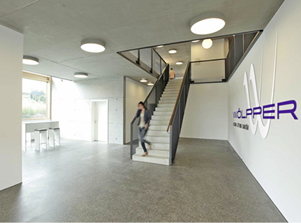 Die beiden Gebäudeteile Verwaltung und Lager sind ineinander verschränkt 
und durch eine Eingangshalle erschlossen.

