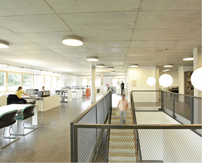 Im Verwaltungstrakt wirkt die Betondecke durch ein innenliegendes Rohrsystem 
als thermisches Bauteil.

