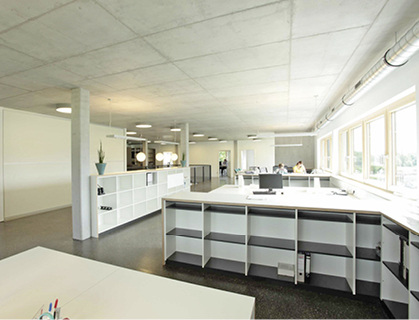 Eine Lüftungsanlage mit Wärmerückgewinnung und integriertem CO
2
-Sensor sorgt für ein angenehmes Arbeitsklima.

