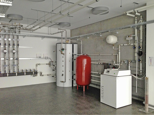 
Ebenso durchdacht wie das Gebäude mutet der Technikraum an. Rechts im 
Vordergrund ist eine Gesteinsprobe der Bohrungen für die Erdsonden zu sehen. 
Ein Hygienespeicher mit Edelstahl-Wellrohrwärmeübertrager liefert im 
Durchlaufprinzip warmes Wasser…