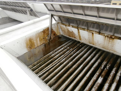 Starke Ablagerungen am Abluftauslass eines Rückkühlwerks

