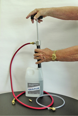 Zum Schutz vor einer Oxidierung ist der obere Teil der Flasche mit Stickstoff 
gefüllt. Beim Öffnen entweicht dieser und das Mittel kann mit einer 
Dosierpumpe dem System zugeführt werden.


