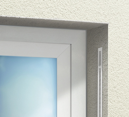 Beim Fassadenelementen LunoTherm wird die Luft der Lüftungsgeräte innerhalb 
der Dämmebene in Richtung Fenster oder Tür in die Laibung, den Sturz oder 
unter die Fensterbank durch ein Gitter geleitet.

