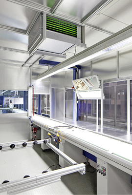 Der Sauberraum der Endmontagelinie hat zwei Zuführschleusen – jeweils für 
das Panel und die Front des Fernsehers. Für die Reinhaltung der Luft sorgt 
ein Luftreinigungssystem Flimmer E 3000 von Zehnder.

