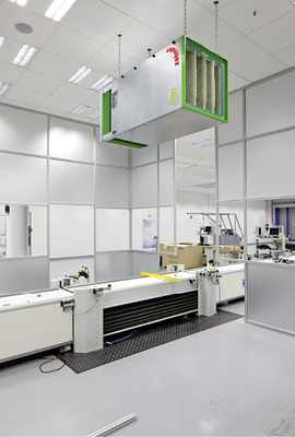 Die Luft im Sauberraum der Großgeräte-Montagebahn (Fernseher bis 
70-Zoll-Bildschirmdiagonale) wird von einem horizontal installierten 
Luftreinigungsystem gefiltert.

