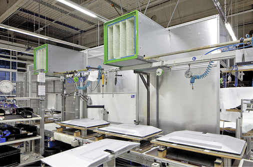 Messungen in der Endmontagelinie bei Loewe zeigten: Nach der Installation der 
Luftreinigungsgeräte sank die Feinstaubbelastung im Mittelwert um 
54 Prozent.

