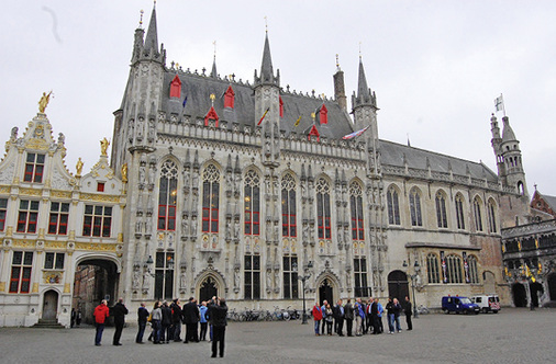 Nach vielen Fachvorträgen und -diskussionen gab es auch etwas Kultur: eine 
Führung durch die historische Altstadt von Brügge (hier der Rathausplatz) 
und ein abschließendes Abendessen.

