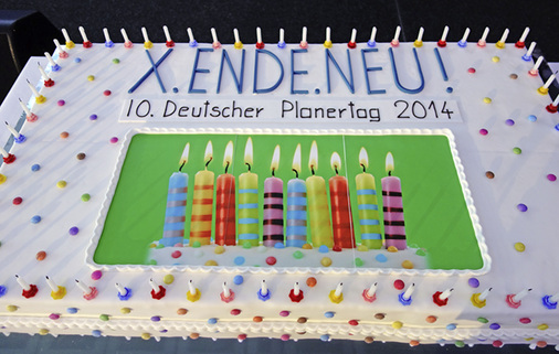 Kuchen zum Jubiläum: Die Veranstaltung stand ganz im Zeichen des Neuanfangs 
und der Zukunft – unter dem Motto X.Ende.Neu!“

