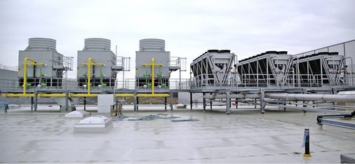 Bild 3: Verflüssiger (links) und Hybrid-Rückkühlwerke (rechts)

