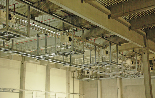 Bild 4: Das 5 km lange Rohrleitungssystem sowie die jeweilige Kälteübergabe 
befinden sich zum Teil in 20 m Höhe.

