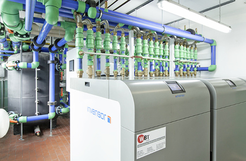 Heizungsraum mit den drei Adsorptionskältemaschinen von InvenSor


