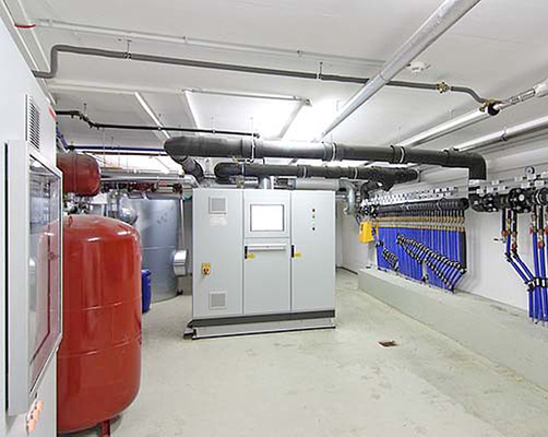 
Die großen Potenziale der Kältetechnik in der Energiewende sind noch nicht 
erkannt. Großwärmepumpen und Kälteaggregate, die gleichzeitig Heizen und 
Kühlen, sind nach Auffassung von Prof. Arnemann wichtige Bausteine der 
Energiewende.

