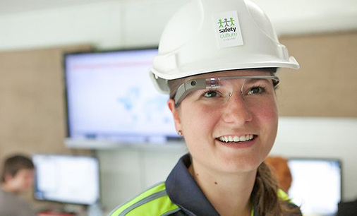 
Datenbrillen könnten in Zukunft schwierige Wartungsarbeiten unterstützen. 
Der Missbrauch durch Glassholes“ ist jedoch bereits vorprogrammiert.

